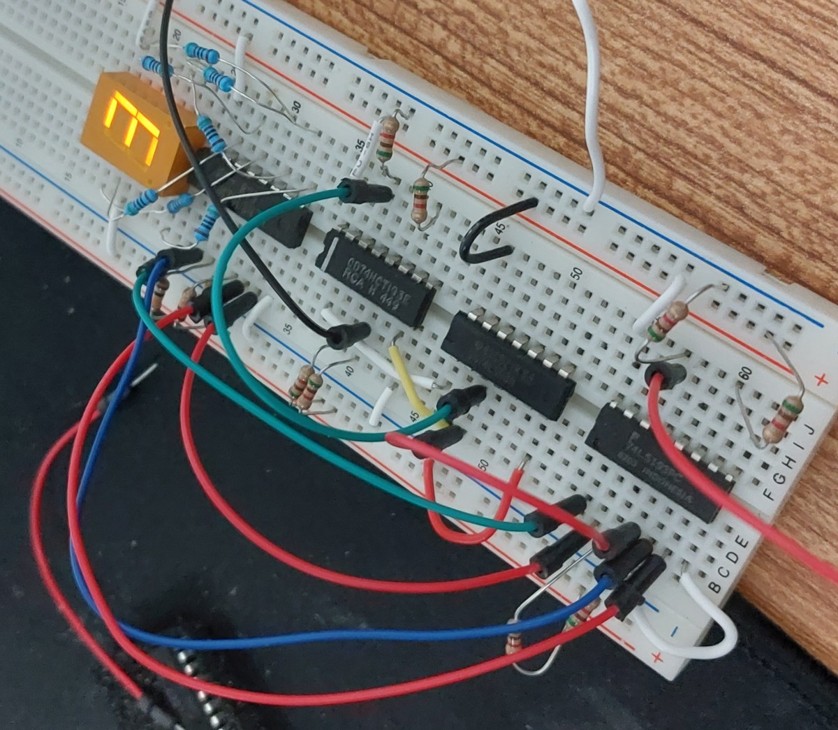 Cascading counters test. Note the additional counter at the bottom of the breadboard connected to the other (second chip from the top) and the AND gate between them