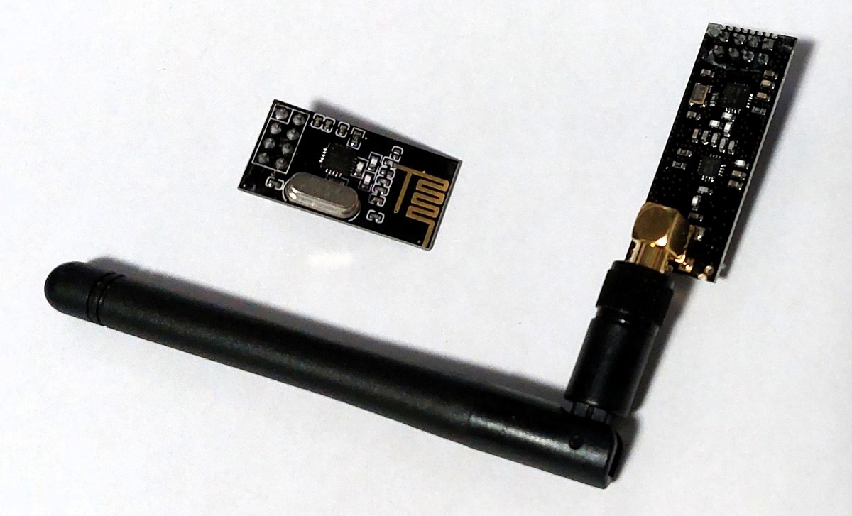 The nRF24L01 modules purchased. LNA version on the right.